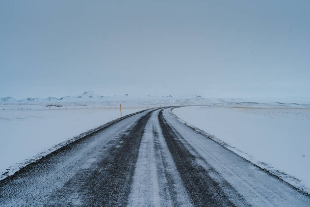 Zimowy krajobraz pięknej i zamarzniętej Islandii. Turystyka w Islandii jest bardzo popularna nawet w miesiącach zimowych i nadal ma wiele do zaoferowania - Zdjęcie, obraz