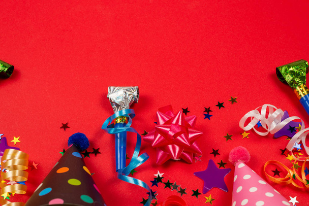 Εορταστική χρυσά και μοβ αστέρια κομφετί και ένα δώρο, σημύδα - Φωτογραφία, εικόνα