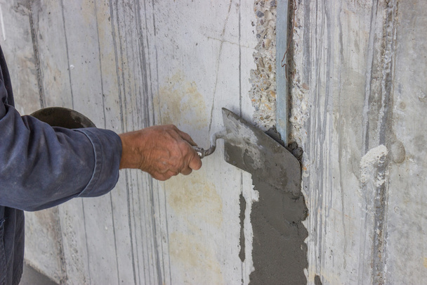 Troffel verspreiding mortel op betonnen wand 2 - Foto, afbeelding