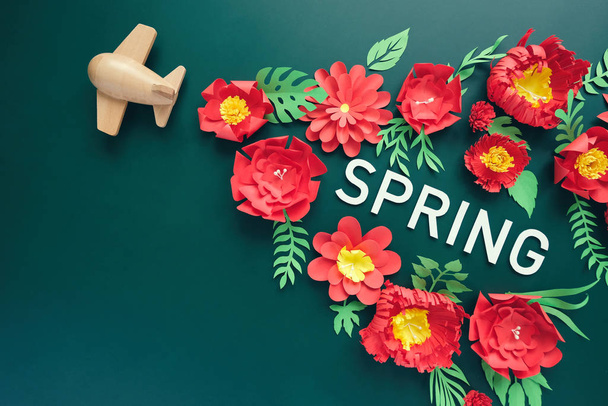 μικρό ξύλινο παιχνίδι αεροπλάνο τυχερός από λουλούδι - Φωτογραφία, εικόνα