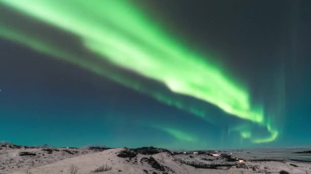 Кинематографическое время высокого разрешения северного сияния, также называемое Aurora Borealis над Исландией в зимнее время
 - Кадры, видео