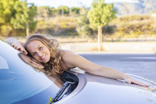 büszke boldog új autó tulajdonos ölelés boldogan autóját - Fotó, kép