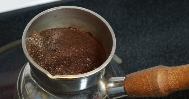 Τούρκικη παρασκευή καφέ. Ζυθοποιίες καφέ σε καζάνι (ibrik), βράζει στο σημείο ετοιμότητας - Πλάνα, βίντεο