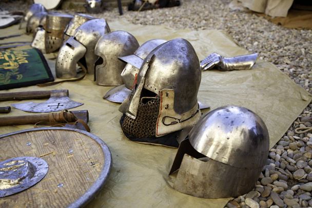 Cascos medievales armadura
 - Foto, Imagen