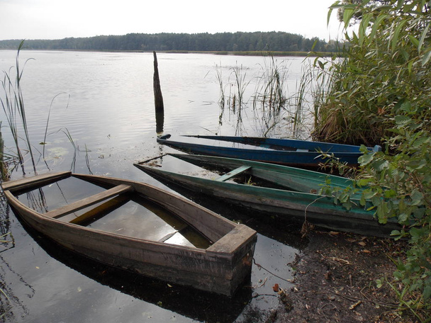 vieux bateaux de pêche au bord du lac
 - Photo, image
