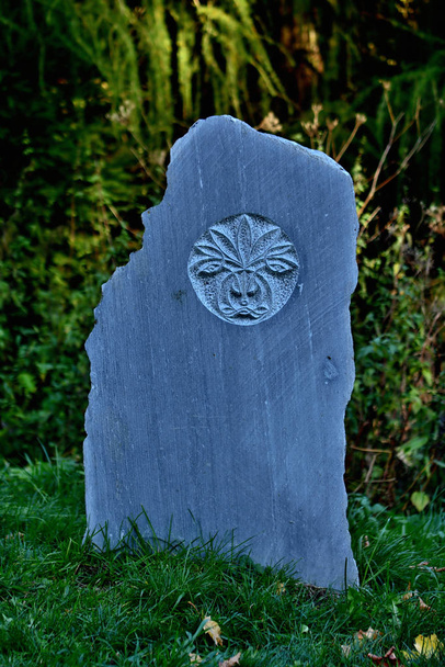 Pierre tombale abandonnée dans un vieux cimetière magique la nuit
 - Photo, image