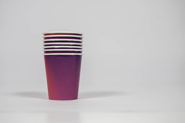 Рожеві паперові чашки ізольовані на білому тлі
 - Фото, зображення