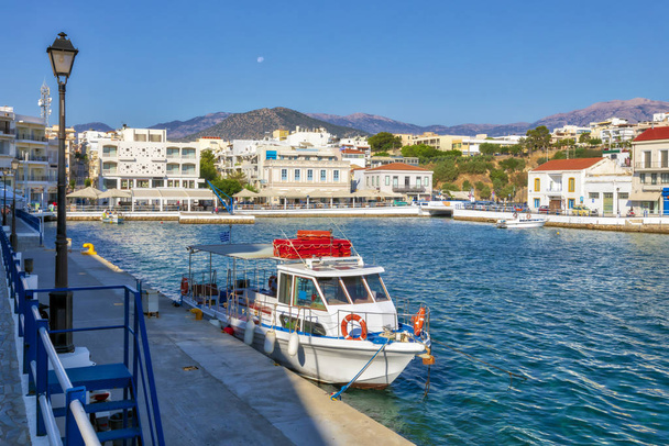 Ранковий вид на Agios Nikolaos marina. мальовниче місто острова Крит, Греція. Image - Фото, зображення