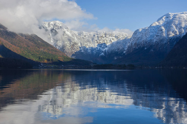 Čistá voda jezera Hallstattersee a krásné hory, které jej obklopují v oblasti Salzkammergut, Rakousko, v zimě - Fotografie, Obrázek
