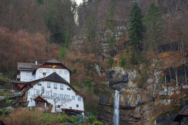 ハルシュタット、ハルシュタット湖の魅力的な村と有名な観光名所、それを取り巻く美しい山々、オーストリアのザルツカンマーグート地方、冬の晴れた日. - 写真・画像