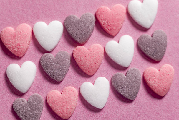 Trojbarevné srdce cukru na růžovém pozadí detailní up. - Fotografie, Obrázek