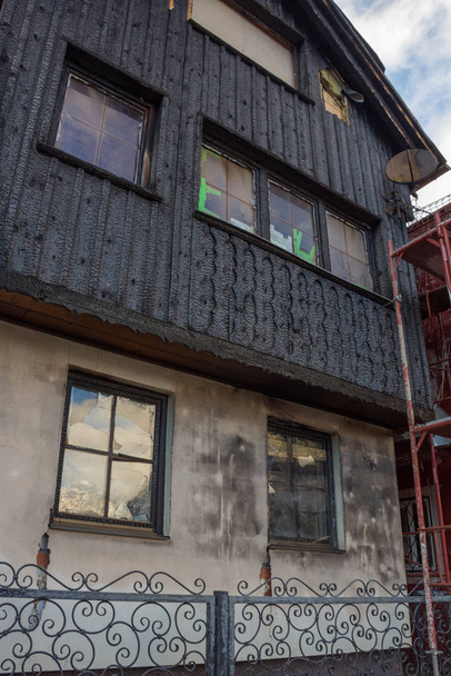 Casa in legno colpita da un incendio causato da un corto circuito elettrico, a Hallstatt, un incantevole villaggio nella regione di Salzkammergut, Austria
. - Foto, immagini
