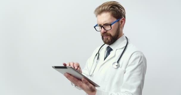 Portrait of medical specialist holding digital tablet - Záběry, video