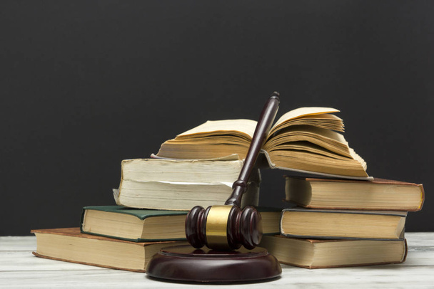 Έννοια δικαίου - Βιβλίο ανοιχτού δικαίου με ξύλινο σφυρί δικαστών στο τραπέζι σε δικαστήριο ή γραφείο επιβολής του νόμου που απομονώνεται σε λευκό φόντο. Αντιγραφή χώρου για κείμενο. - Φωτογραφία, εικόνα