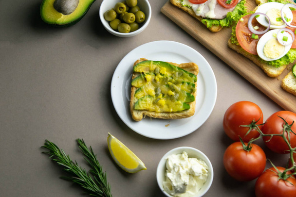 Délicieux sandwichs avec avocat et fromage mascarpone sur table close-up
. - Photo, image