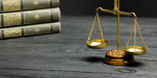 Conceito de lei - Livro de lei aberto com um martelo juízes de madeira na mesa em um tribunal ou escritório de aplicação da lei isolado em fundo branco. Espaço de cópia para texto - Foto, Imagem