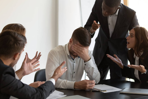 Turhautunut työntekijä tuntee stressiä kärsii vihamielisistä työtovereista
 - Valokuva, kuva