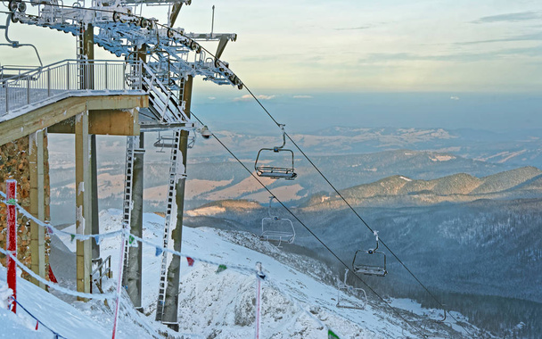 Silla elevadores en la cima de Kasprowy Wierch de Zakopane en invierno - Foto, Imagen