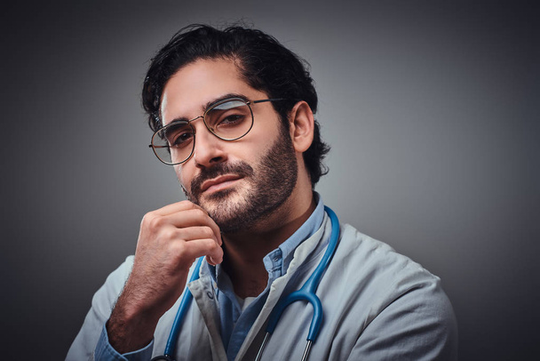 Πορτρέτο του νεαρού ελκυστική γιατρός σε γυαλιά - Φωτογραφία, εικόνα