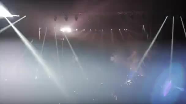 Szalone reflektory na koncercie muzycznym - Materiał filmowy, wideo