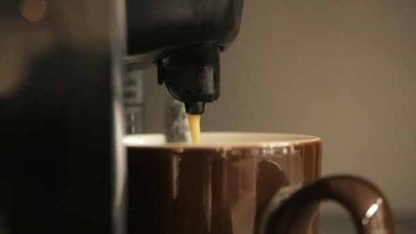 Καφές χύνει σε μια κούπα μηχανή του καφέ - Πλάνα, βίντεο