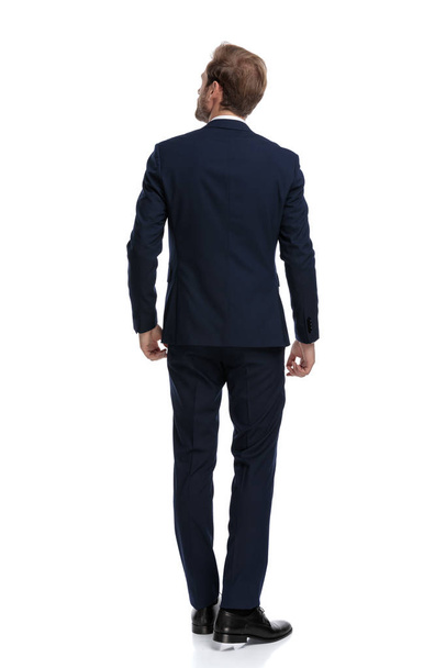 young businessman in navy blue suit looking up and dreaming - Foto, imagen