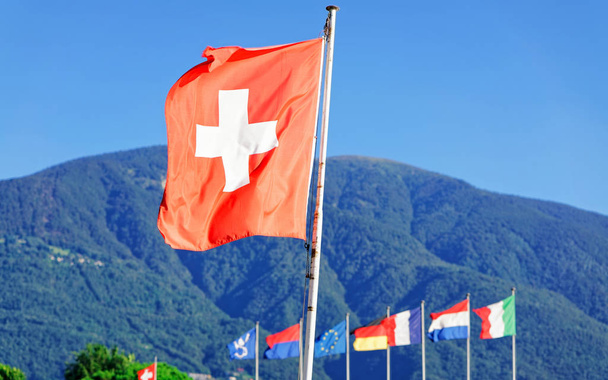 Banderas en Ascona Ticino en Suiza Alpes de fondo - Foto, Imagen