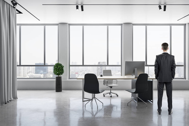 Businessman standing in bright contemporary office - Foto, imagen