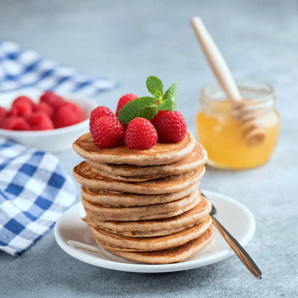 Healthy oat pancakes with raspberries - 写真・画像