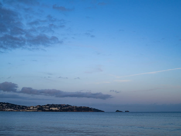 La tierra se lanza al mar en Inglaterra en un día de calma
 - Foto, Imagen