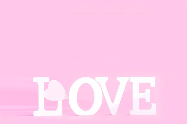 Palavra amor de letras de volume branco no fundo rosa
 - Foto, Imagem