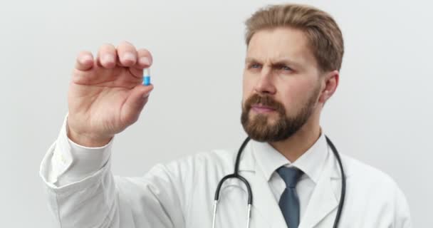 Medical expert examining pill that holding in hand - Video, Çekim