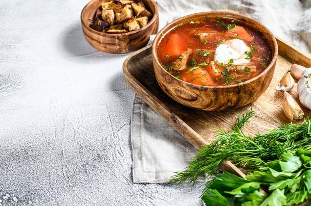 Orosz specialitás Borsch leves répával és tejföllel. Szürke háttér. Első látásra. A szöveg helye - Fotó, kép