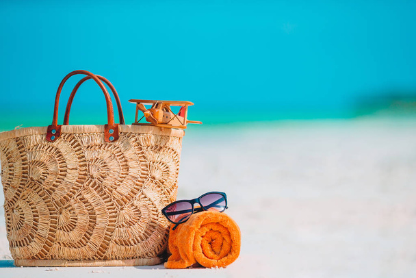 Ranta tarvikkeet - laukku, olkihattu, aurinkolasit valkoisella rannalla
 - Valokuva, kuva