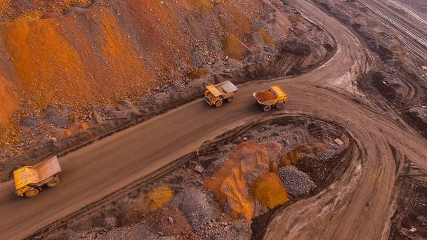 Carrière de minerai de fer mine à ciel ouvert photographie aérienne
. - Photo, image