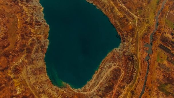 山の湖の水の岩空撮 - 写真・画像