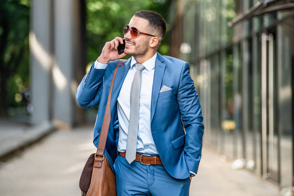 Joven hombre de negocios hablando por teléfono
 - Foto, Imagen