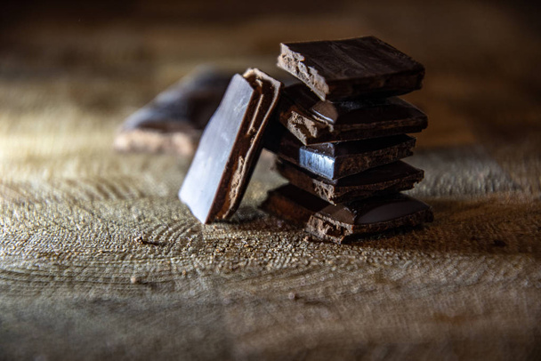 Fekete csokoládé szarvasgomba töltelék egy konyha fa fórumon. - Fotó, kép