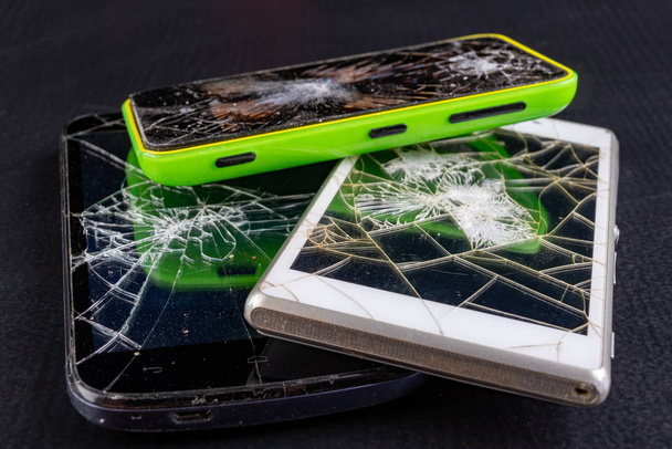 Broken smartphone screen. Broken cell phones.  - Foto, Bild