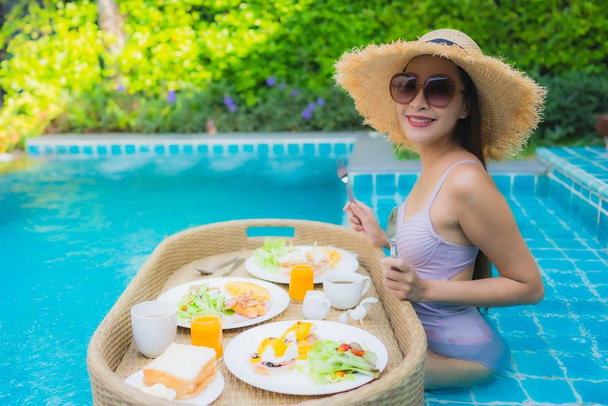 Retrato joven asiático mujer feliz sonrisa disfrutar con flotante descanso
 - Foto, imagen