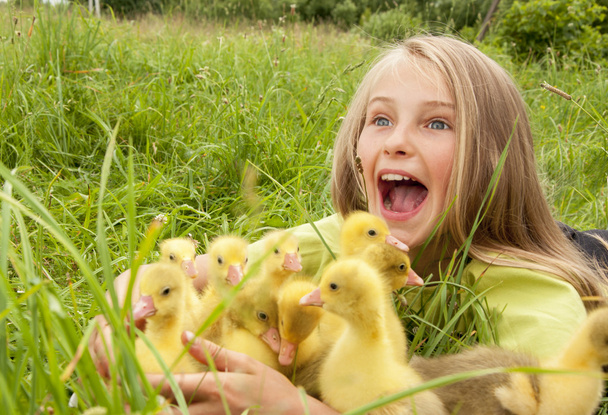 Girl with goslings - Foto, Bild