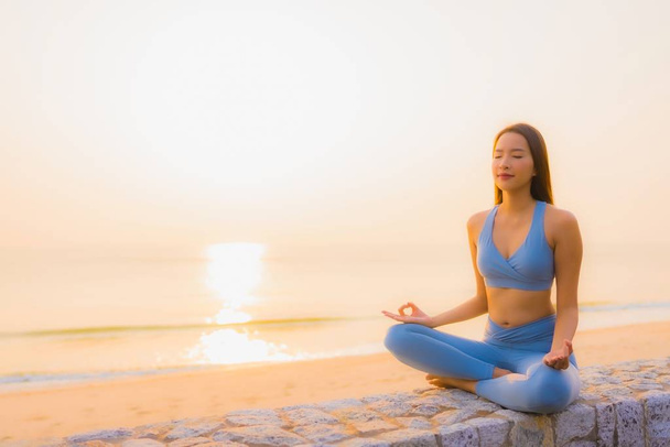 Muotokuva nuori aasialainen nainen meditaatio meren rannalla valtameri
  - Valokuva, kuva