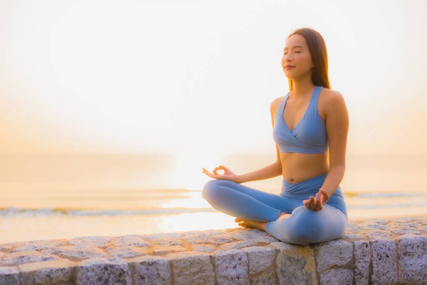 Retrato joven asiático mujer hacer meditación alrededor de mar playa océano
  - Foto, imagen