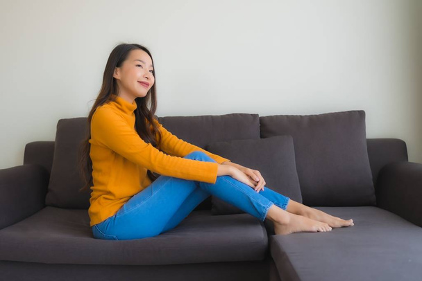 Muotokuva nuori aasialainen nainen onnellinen rentoutua hymy sohva tuoli
  - Valokuva, kuva