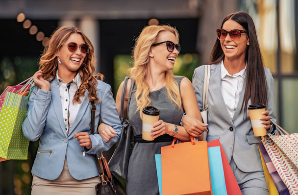 Porträt lächelnder Geschäftsfrauen mit Einkaufstüten - Foto, Bild