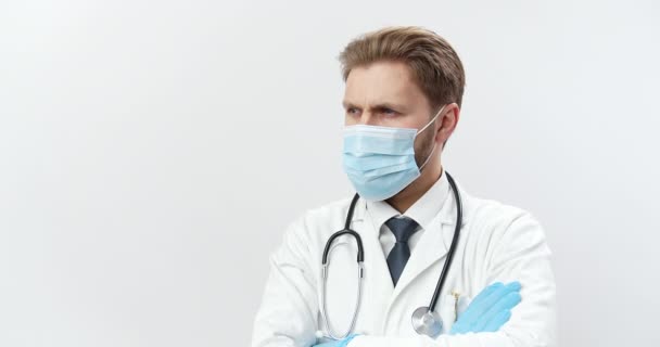 Competent doctor in medical unifrom, gloves and mask - Imágenes, Vídeo
