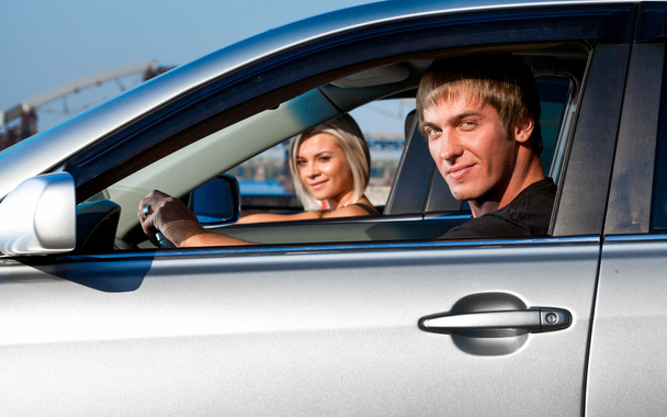 νεαρός άνδρας και η κοπέλα καθόταν στα δύο αυτοκίνητα - Φωτογραφία, εικόνα