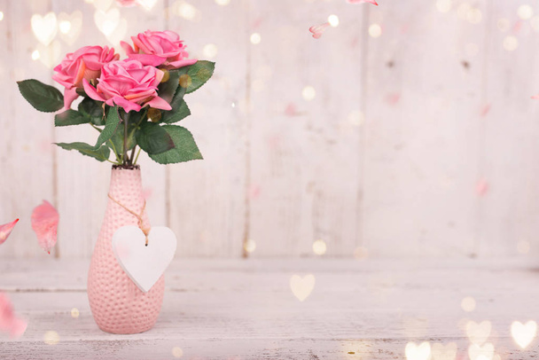 Composição de flores para Dia dos Namorados, Mães ou Mulheres. Flores cor de rosa no fundo de madeira branco velho. - Foto, Imagem