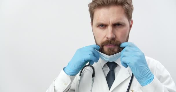 Doctor in medical clothing, rubber gloves and mask - Video