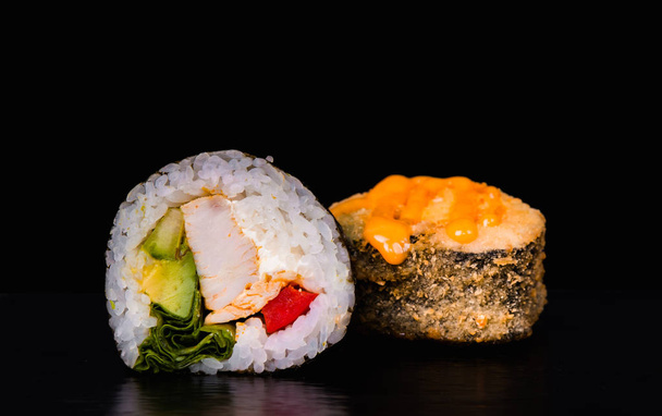 Set de Sushi Salmón, Tempura y Gunkan rollos servidos en un plato. De cerca.
. - Foto, Imagen